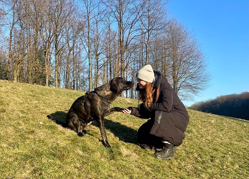 Madita Hölter, zertifizierte Hundetrainerin und Gründerin von Pfotenbalance